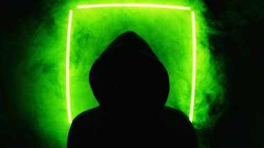 Neon ışıklı bir adamın silueti.