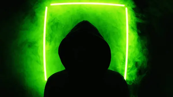 Neon ışıklı bir adamın silueti.