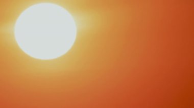 Gün batımında bulutsuz büyük güneş.