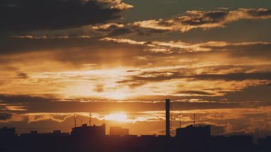 Gün batımında yağmur bulutları şehrin üzerine yağıyor.