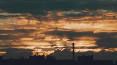 Gün batımında yağmur bulutları şehrin üzerine yağıyor.