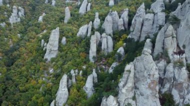 Sonbahar sezonundaki kayalık dağların hava görüntüleri, Kırım 'daki 4k drone görüntüleri.