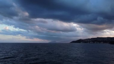 Yaz günbatımı gökyüzü. Panoramik manzara günbatımı. Vahşi doğa renkli gökyüzünde seyahat eder. Gün batımı göl sularına yansıyor.