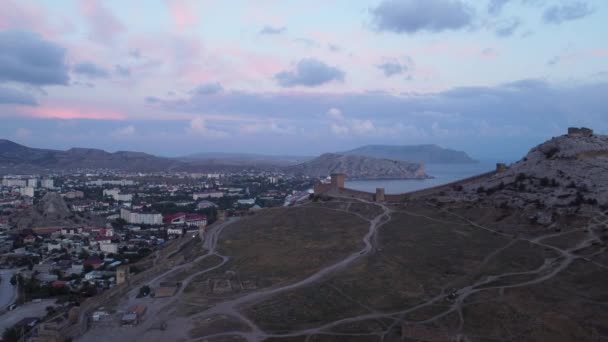 クリミア半島東ヨーロッパのスダク市の山の上に高いジェノバ要塞の風光明媚な映像 — ストック動画