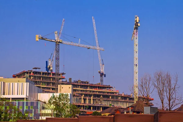 新威斯敏斯特市高层建筑的新建 工业建筑工地 建筑设备 蓝天背景下的几台建筑起重机 — 图库照片