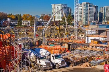 Richmond City 'deki yüksek binaların yeni inşaatı, endüstriyel inşaat alanı, inşaat ekipmanları, inşaat vinci ve döşeme makinesi.