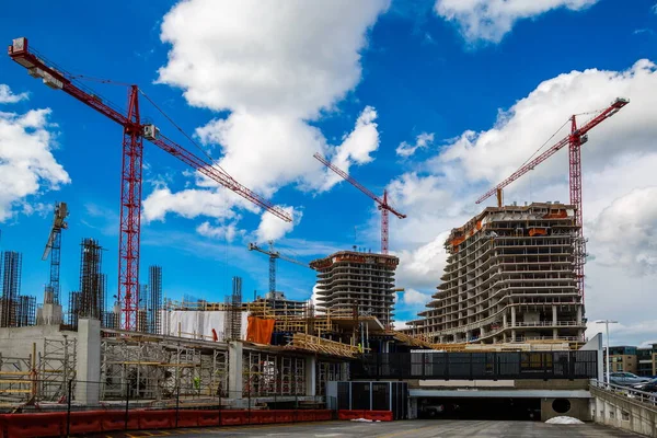 Große Baustelle Mit Baukränen Die Einem Baukomplex Arbeiten Dem Fundamente Stockbild