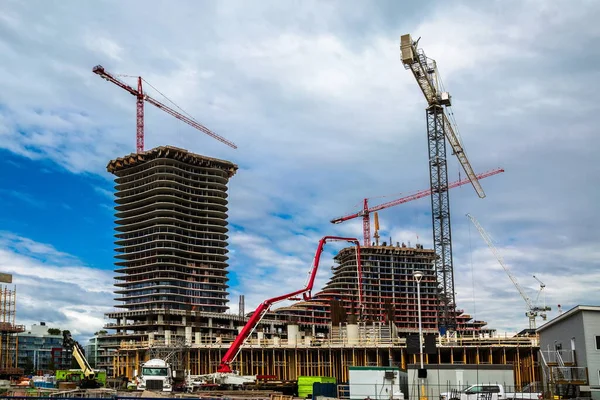 Duży Plac Budowy Dźwigami Budowlanymi Pracującymi Kompleksie Budynków Prace Postępują — Zdjęcie stockowe