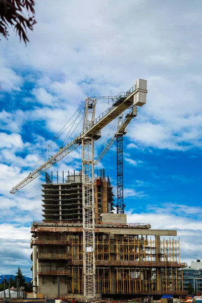 Großbaustelle Mit Baukränen Die Einem Gebäudekomplex Arbeiten Arbeiten Zur Fertigstellung — Stockfoto