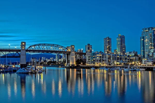 Vancouver Kanada Burrard Bridge Och Centrala Vancouver Natten Återspegling Stadens — Stockfoto