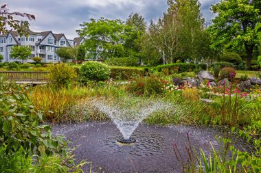 Richmond City 'de fıskiyesi olan bir göletin yakınındaki pitoresk bir yerde ikamet yeri.