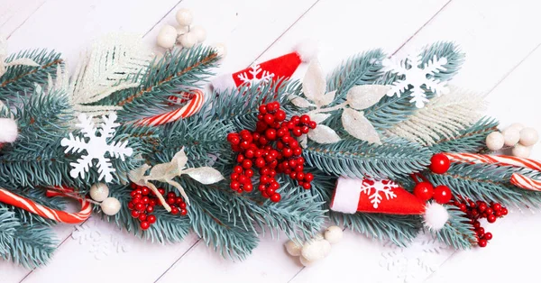 소나무 눈송이 장식품들로 만들어 크리스마스 최고의 전망을 크리스마스 — 스톡 사진