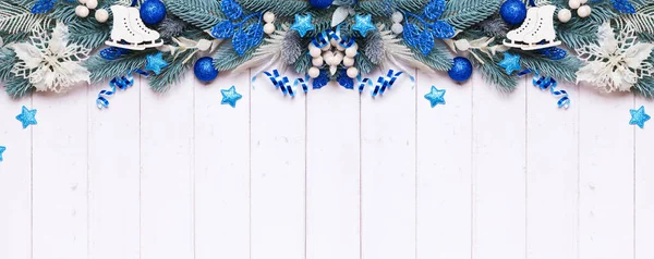 Kerst Banner Achtergrond Gemaakt Van Dennenboom Bessen Feestelijke Decoraties Bovenaanzicht — Stockfoto