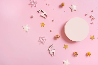 Cilt bakım ürünleri ve Noel süslemeleri için podyumu veya kaideyi renklendirin.