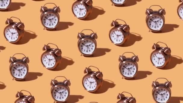 Ein Bewegliches Muster Eines Weckers Auf Orangefarbenem Hintergrund Kreatives Zeitkonzept — Stockvideo