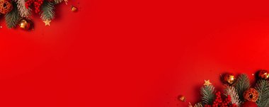 Kırmızı zemin üzerinde noel süsü ve çam ağacı var. Yeni yıl bayrağı. Düz yatıyordu.