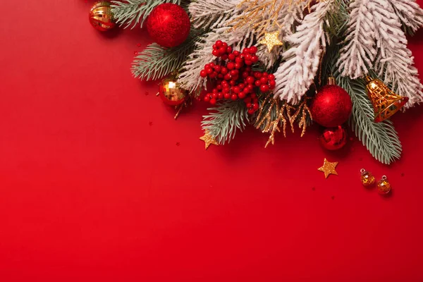 Decoración Navidad Pino Sobre Fondo Rojo Con Espacio Para Copiar — Foto de Stock