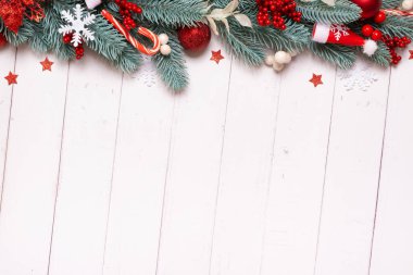 Çam ağacından, yıldızlardan ve şenlikli dekorasyonlardan yapılmış Noel kompozisyonu. Noel yatağı.