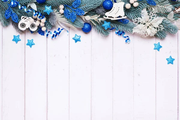 圣诞背景由松树 浆果和节日装饰品制成 尽收眼底 耶诞节公寓 — 图库照片