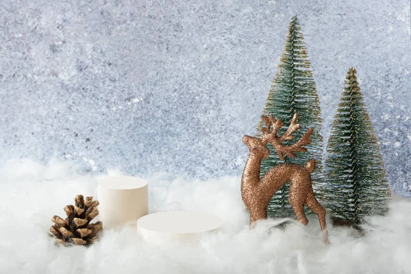 雪の中でクリスマス鹿や木と空の表彰台や台座 冬休みモックアップ ストック画像