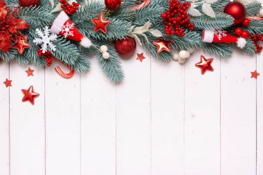 Çam ağacından, yıldızlardan ve şenlikli dekorasyonlardan yapılmış Noel kompozisyonu. Noel yatağı.