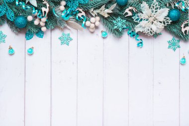 Çam ağacından, böğürtlenlerden ve şenlikli dekorasyonlardan yapılmış Noel arkaplanı. Noel yatağı.