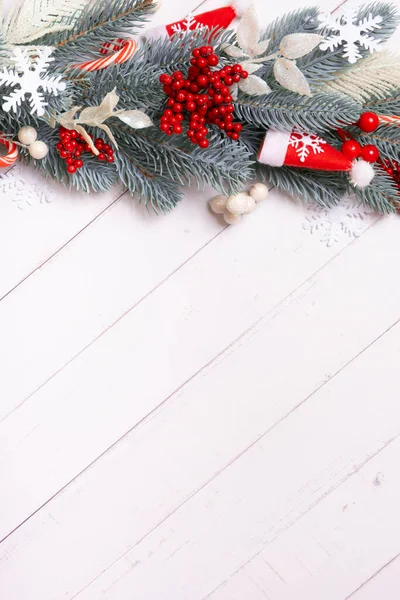 Χριστουγεννιάτικο Κάθετο Φόντο Από Πεύκο Νιφάδες Χιονιού Και Γιορτινή Διακόσμηση — Φωτογραφία Αρχείου
