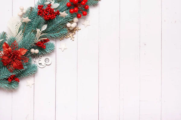 크리스마스 구성은 소나무 장식들로 이뤄져 크리스마스 카드비웃기 — 스톡 사진