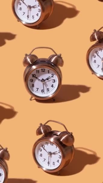 Patrón Móvil Reloj Despertador Sobre Fondo Gris Concepto Tiempo Creativo — Vídeo de stock