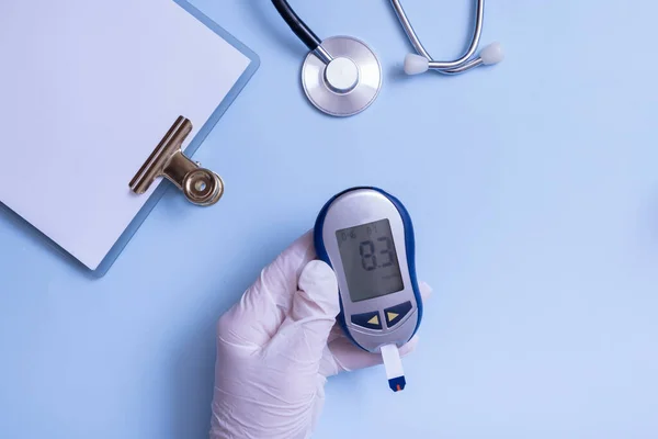 Kesztyű Kéz Orvos Glükóz Mérő Kék Háttér Felülnézet — Stock Fotó