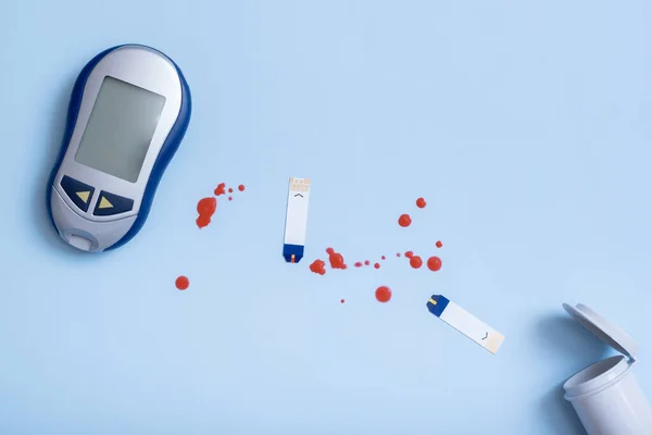 Top Vie Glükóz Mérő Vércseppek Kék Alapon Cukorbetegség Vizsgálati Koncepciója — Stock Fotó