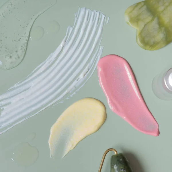 パステルグリーンの背景のトップビューにカラー化粧品のスミア Spaのコンセプト ロイヤリティフリーのストック写真