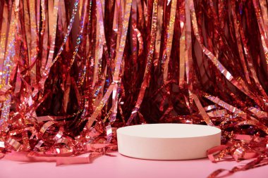 Noel, Yeni Yıl ve Satış etkinliği konsepti için podyum veya kaide ve XMAS dekorasyonu.