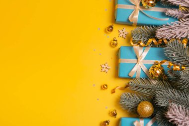 Noel arkaplanı çam ağacı, hediyeler ve Ukrayna renklerinde şenlikli süslemeler. Noel yatağı. Boşluğu kopyala.