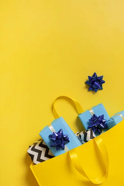 Рождественские Подарки Праздничной Концепции Праздничные Подарочные Коробки Бантами Сумке Покупок — стоковое фото