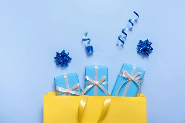 Много Подарков Праздникам Праздничные Подарочные Коробки Бантами Подарочной Сумке Цветном — стоковое фото
