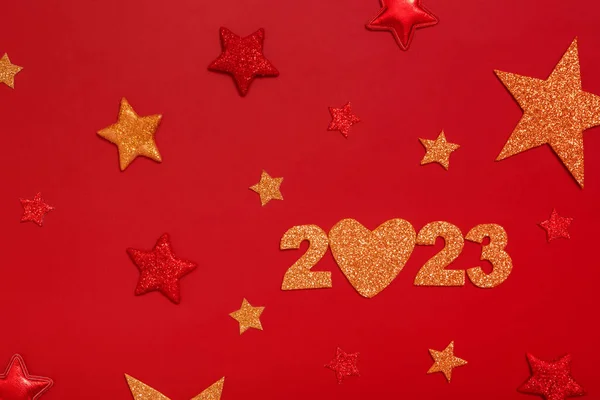 2023年の新しいフラットレイコンセプト 赤と金の星を持つ番号2023 赤の背景にトップビュー — ストック写真