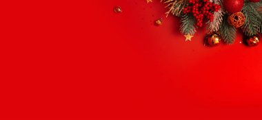 Kırmızı zemin üzerinde noel süsü ve çam ağacı var. Yeni yıl bayrağı. Düz yatıyordu.