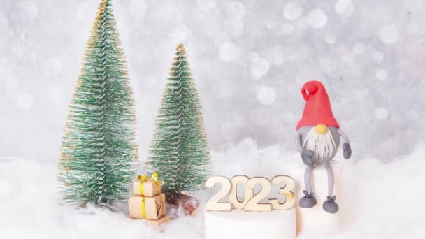 2023 Siffror Pallen Med Tomte Nyårsträd Och Snö Nyårskonceptet Högkvalitativ — Stockvideo