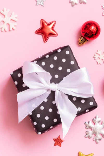 Χριστουγεννιάτικο Δώρο Επίπεδη Θέσει Ροζ Φόντο Top View Χριστουγεννιάτικο Κουτί — Φωτογραφία Αρχείου