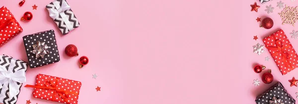 Прапор Різдвяними Подарунками Лежав Рожевому Фоні Краєвид Xmas Подарунки Декораціями — стокове фото