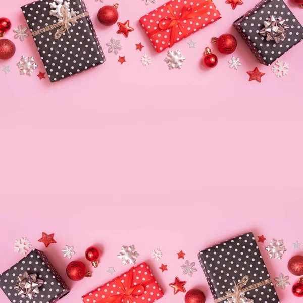 圣诞礼物平铺在粉红色的背景上 带复印空间装饰的顶级圣诞礼物 — 图库照片