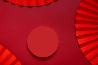 Kürsüyü, sahneyi, kaideyi ve kağıt sanatını taklit edin. Çin 'in yeni yıl sembolü üst görünüm..