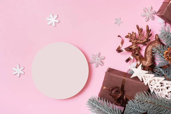 제품을 받침대 그리고 분홍빛 배경에 성탄절 — 스톡 사진