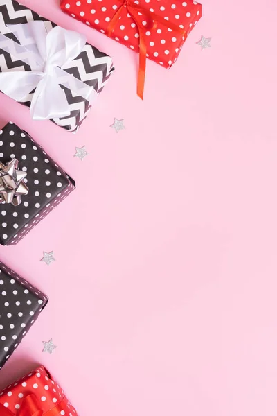 Рождественские Подарки Плоские Лежат Розовом Фоне Верхний Вид Рождественские Подарки — стоковое фото