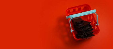 Alışveriş torbalarıyla alışveriş sepeti. Kopya alanı olan tek renkli alışveriş konsepti pankartı.