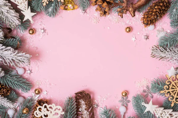 프레임은 소나무 가지와 크리스마스 장식을 만들었다 성탄절 — 스톡 사진