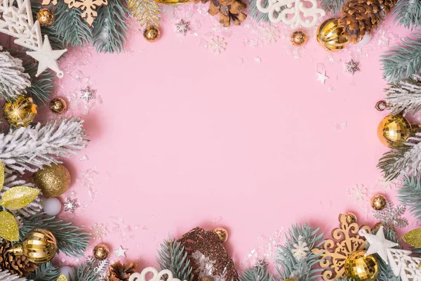 Frame Gemaakt Van Dennenbomen Takken Kerstversiering Gekleurde Achtergrond Met Kopieerruimte — Stockfoto