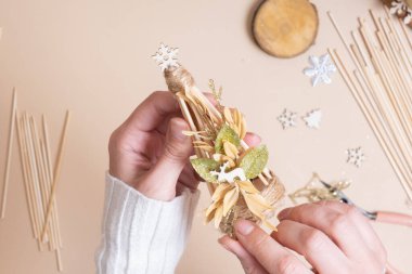 Bambu çubuklarından Noel ağacına adım adım bak..