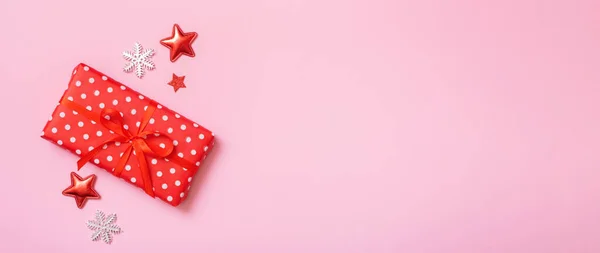 Прапор Різдвяним Подарунком Лежав Рожевому Тлі Краєвид Xmas Подарунковий Ящик — стокове фото